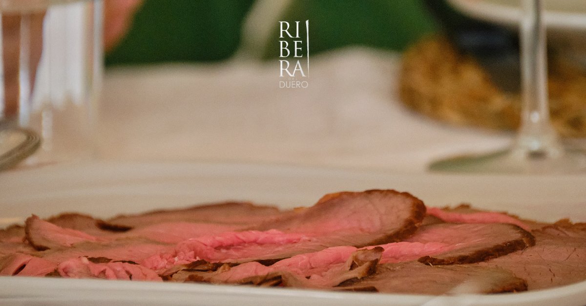 ¿Sabías que los mejores vinos de Ribera del Duero tienen un aliado perfecto? ¡Las carnes! 🍷🥩 Si eres amante del buen comer y beber, este maridaje hará explotar tus sentidos. ¿Cuál es tu combinación ideal? ¡Cuéntanos y déjanos saber qué te hace salivar! 😋 #RiberaDelDuero