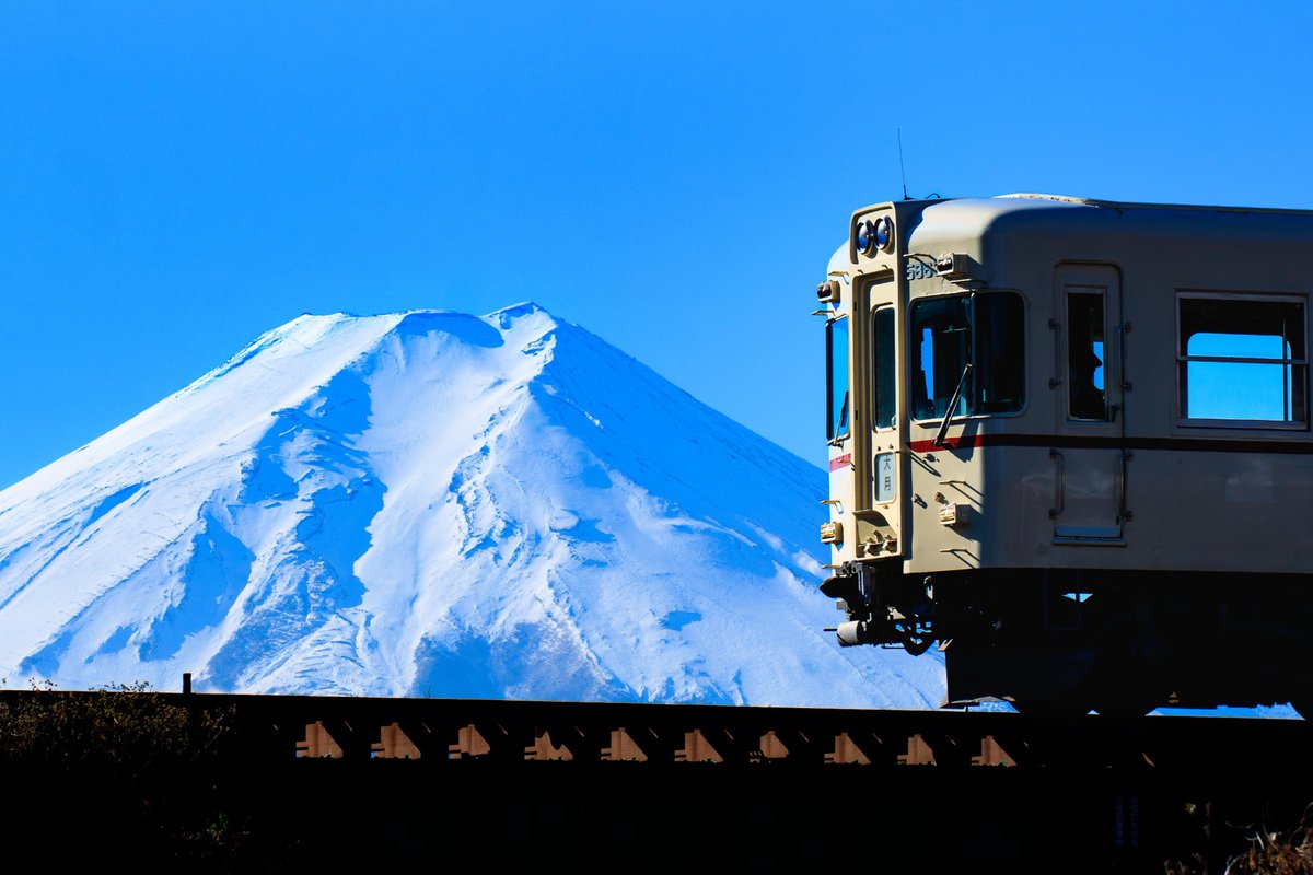 kenmin5113's tweet photo. 1001号、無事に最終日の運用を終えたようですね。夢中になって追っかけた日々が昨日のように思い出されます。撮影する中でひとつテーマにしていたのが四季で、春夏秋冬それぞれ富士急沿線ならではの風景と1001号とのコラボを狙ってきました。最後に桂川の夏のピースが埋まったときは嬉しかったな。 https://t.co/4TmLTWvNfL