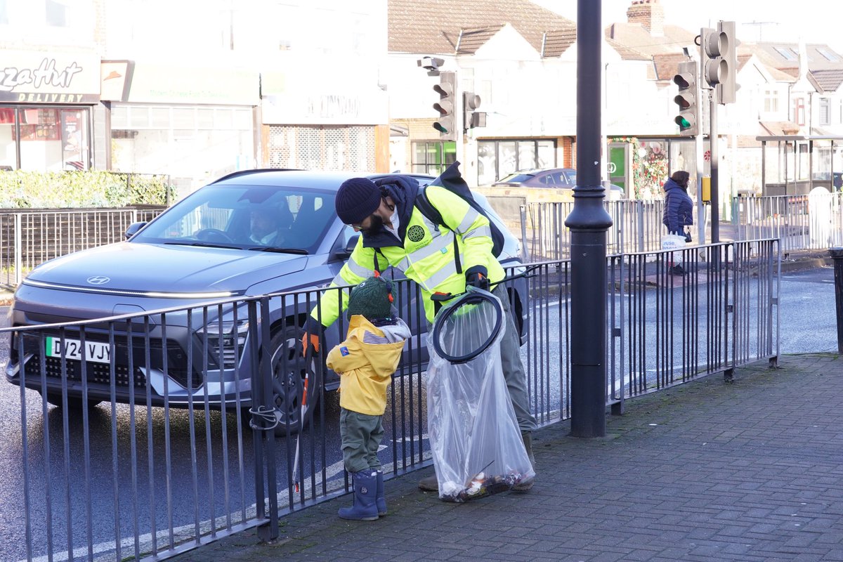 CollierRowMosq's tweet photo. Collier Row Mosque organised a Litter Picking Day, and we were overwhelmed by the incredible support from the local community especially our amazing young volunteers!

It was a heartwarming sight to see everyone coming together to help keep our streets and environment clean. Events like these not only benefit our surroundings but also teach valuable lessons about responsibility and caring for our planet.

Thank you to everyone who participated your efforts truly made a difference! Let’s continue working together for a cleaner, greener community.

#CollierRow 
#CollierRowMosque #CommunityAction #LitterPicking #KeepOurStreetsClean #YouthInAction #EnvironmentCare #TogetherWeCan #havering #londonboroughofhavering