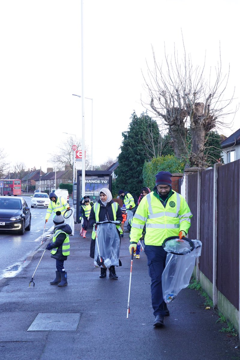CollierRowMosq's tweet photo. Collier Row Mosque organised a Litter Picking Day, and we were overwhelmed by the incredible support from the local community especially our amazing young volunteers!

It was a heartwarming sight to see everyone coming together to help keep our streets and environment clean. Events like these not only benefit our surroundings but also teach valuable lessons about responsibility and caring for our planet.

Thank you to everyone who participated your efforts truly made a difference! Let’s continue working together for a cleaner, greener community.

#CollierRow 
#CollierRowMosque #CommunityAction #LitterPicking #KeepOurStreetsClean #YouthInAction #EnvironmentCare #TogetherWeCan #havering #londonboroughofhavering