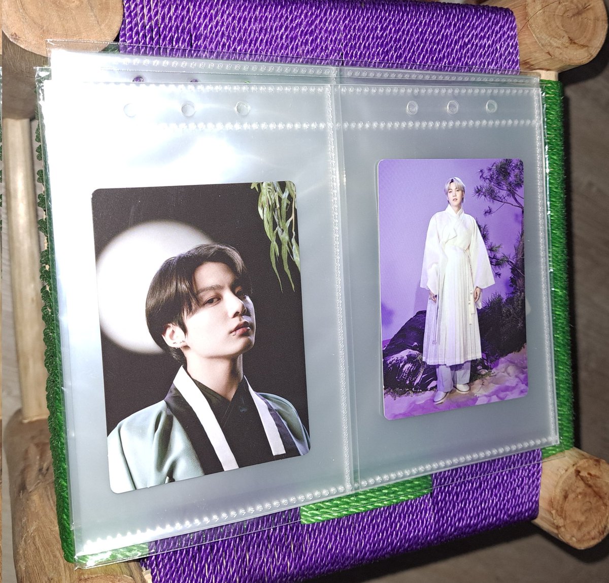 Amarantine_Sky's tweet photo. Bonjour ! Je vends des sleeves de photocartes (petites et grandes) / postcartes (j'en ai acheté des masses que j'ai jamais utilisé, elles sont toutes neuves. C'est un format pour petit classeur de type Dicon par exemple. Dm si intéressés. @KpopVentes 💜 https://t.co/YoP5NgtrrP