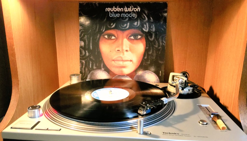 MIKA29038757's tweet photo. #ReubenWilson 🎹
今日は、こちらのレコードを聴きました🎶
インパクト抜群のジャケット!😆
メルヴィン・スパークスのギターもいい味出してます🎸
日曜日もお疲れさまでした( ꈍᴗꈍ)
♬ Twenty-Five Miles
https://t.co/crLQhLNBYG https://t.co/n7Xl9962Ya