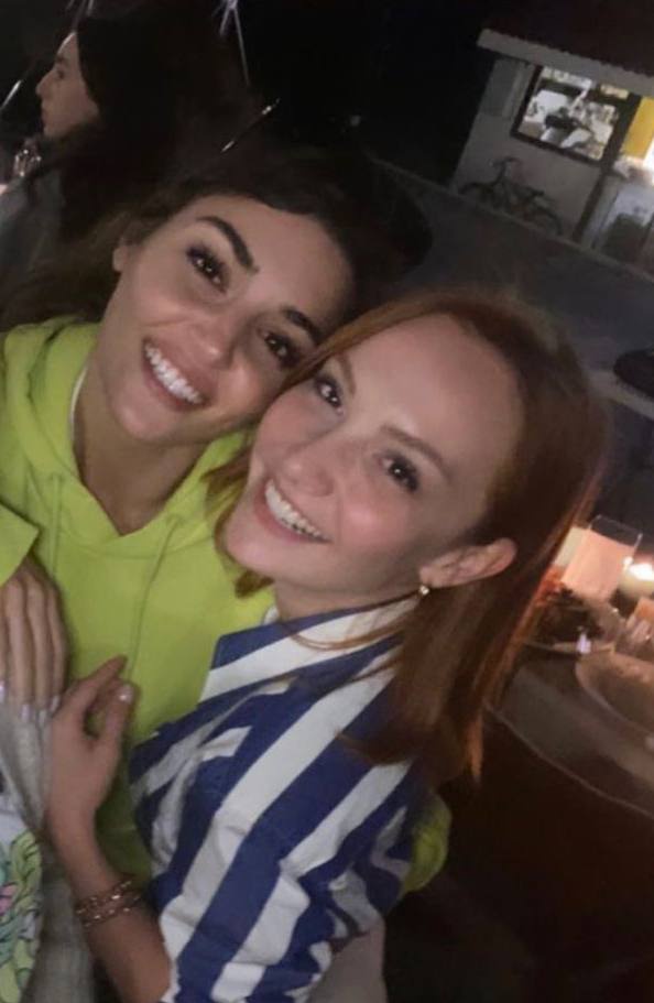 KbAskbitti's tweet photo. #BaşakGümülcinelioğlu compartió su felicidad de volver a trabajar con #HandeErçel en #AşkıHatırla #Rimender
“Recibí el guión del personaje y estaba tratando de descubrir quién era quién, y luego vi el nombre de Hande en el archivo y pensé:"bien! Esto es una ventaja para mí" https://t.co/qEQHfM7Dyt