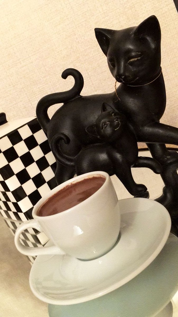 Yağmurlu bir günde, kahvem önümde, keyfim yerinde...☕🖤
#Pazar