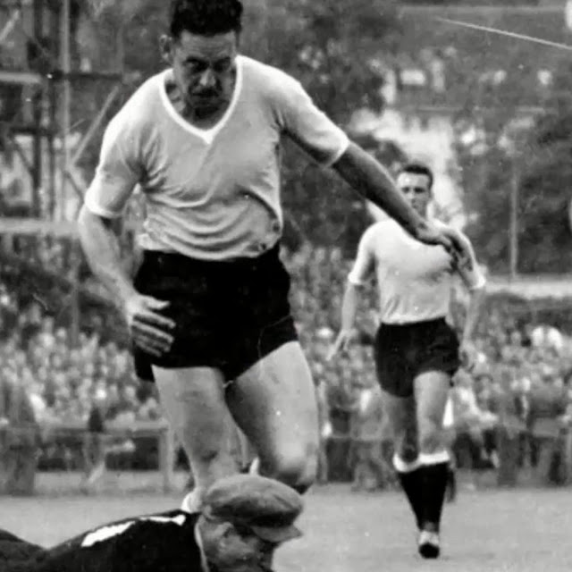 uy_legion's tweet photo. 🧵Historias

¿Te imaginas sufrir un infarto en pleno partido de un Mundial?  ¡Eso le pasó a Juan Hohberg! ⚽️ En el Mundial de Suiza 1954, este delantero uruguayo vivió una experiencia que parecía sacada de una película. ¡Un hilo sobre coraje y superación ❤️ https://t.co/QAN52hZY83