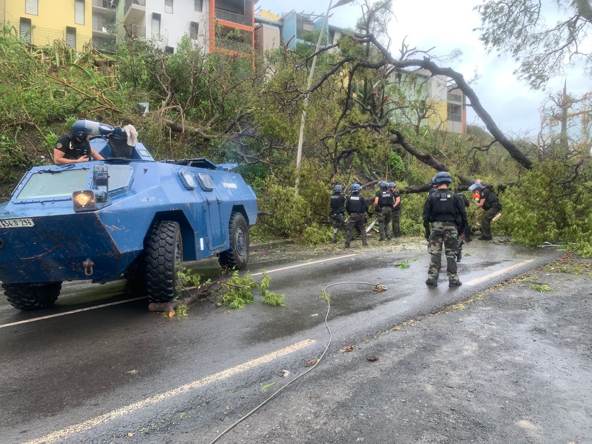alex_le_bars's tweet photo. 🇾🇹  [ MAYOTTE ]  🇫🇷

Passage du cyclone #Chido 

Vue aérienne des destructions 🌀

(15/12/24 📹 Gendarmerie nationale)
https://t.co/XQX2OdbVP5