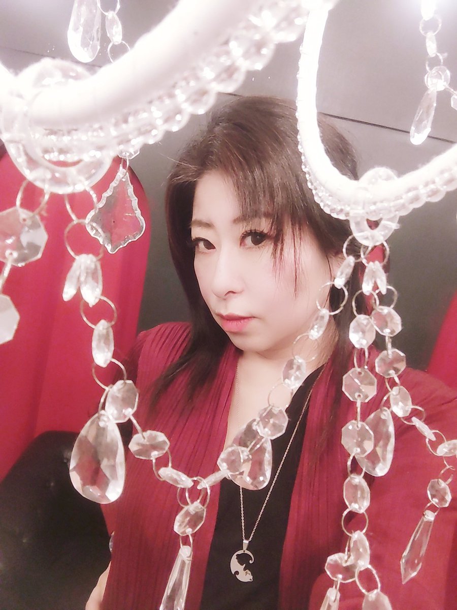 aoi1913's tweet photo. 今日はちゃちゃさんの飲み会からの、ヰカちゃん忘年会。
酒と女と変態話とであっという間に今日もおしまい。飲んで食べてひゃっほい、よくよく話せば意外と悪いやつじゃない人って多いよね。まぁ一体一で会話して"悪いやつ"なんて滅多にはいないけど。
明日も明後日も会社は早退。気持ちいいことしよ？ https://t.co/9LmIM0AhBj
