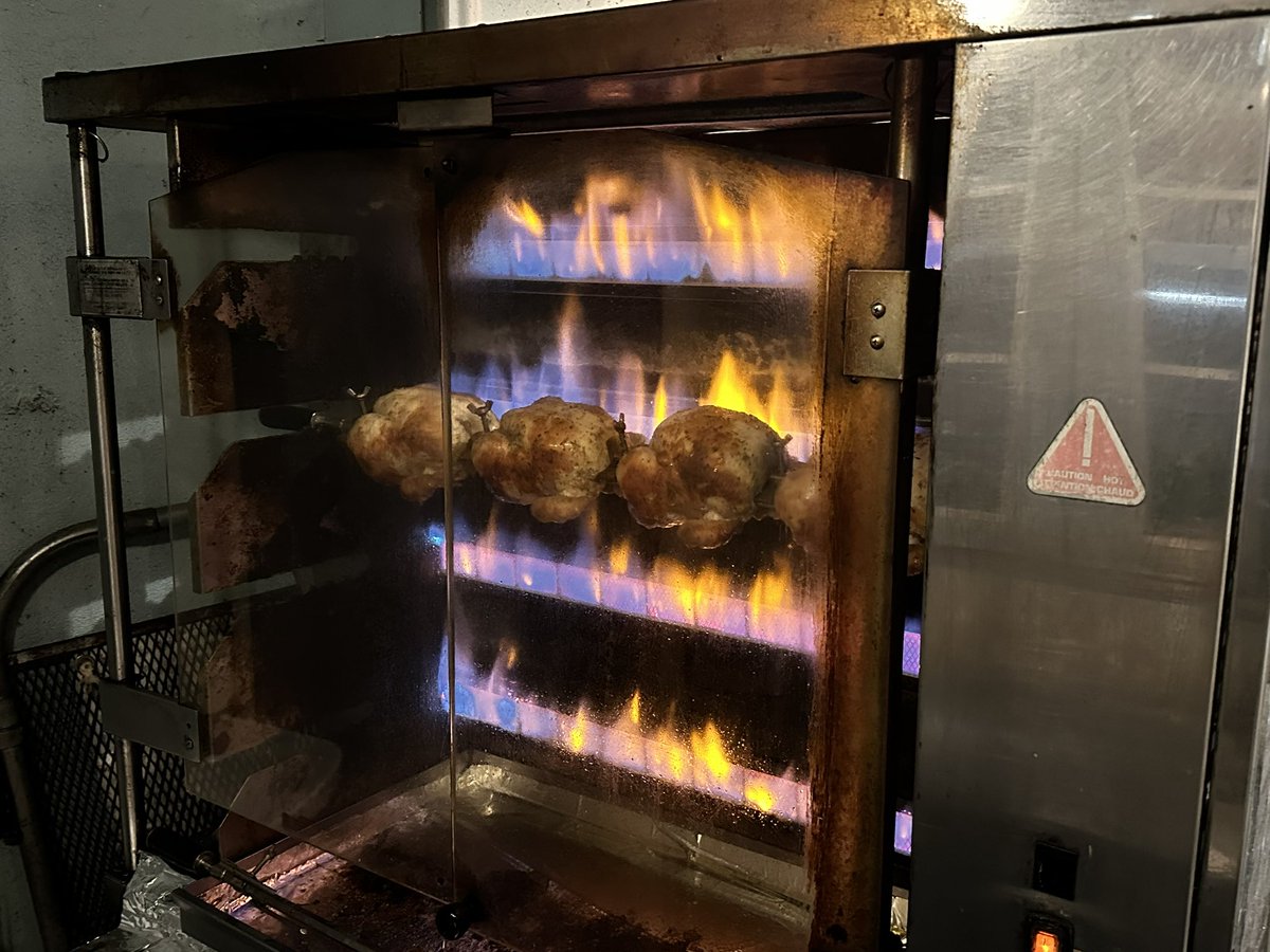 oshirukosan215's tweet photo. クリスマスに食べたいものと言えばポテトということでにぶちゃん達が食べてたポテトとロティサリーチキン食べてきた🐔

#有吉ぃぃeeeee  #ALZE https://t.co/lkPOhEX8vE