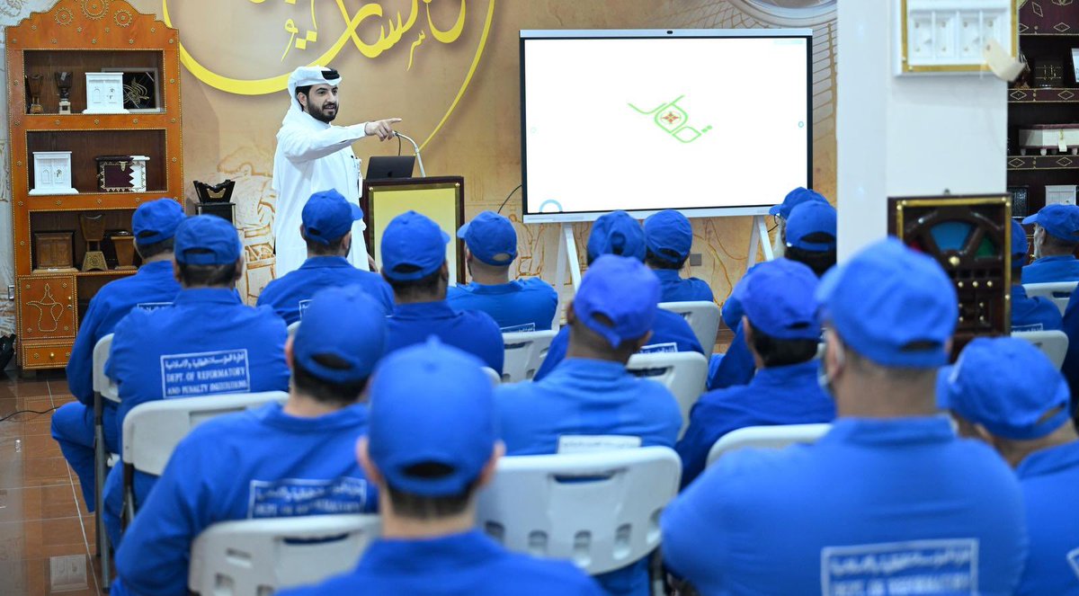MOI_Qatar's tweet photo. نظمت إدارة المؤسسات العقابية والإصلاحية بالتعاون مع وزارة الرياضة والشباب، اليوم 15 ديسمبر 2024، فعالية توعوية ترفيهية للنزلاء بمناسبة اليوم الوطني للدولة، تضمنت محاضرة تثقيفية، وأنشطة جماعية تفاعلية تنافسية وفيديوهات تحفيزية تحث على أهمية تعزيز روح المواطنة والتركيز على الجوانب التي تساعد في تحقيق النجاحات الشخصية، بالإضافة إلى تقديم نصائح وإرشادات تساعد النزلاء على استثمار فترة محكوميتهم في اكتساب المعارف والخبرات التي تسهّل عليهم دخول المجال الوظيفي والإسهام في خدمة المجتمع بعد انتهاء فترة التأهيل والإصلاح.
 #الداخلية_قطر