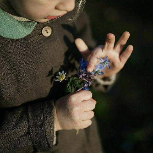 عرب کا مشہور جملہ: ”اپنا دل مجھے تھما دو، ملاقات جب مرضی کر لینا۔“ یعنی تعلق میں اخلاصِ قلب معتبر ہے، کثرتِ ملاقات نہیں...!!!🖤🍂