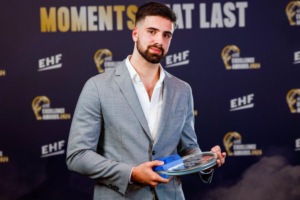 SCPModalidades's tweet photo. O melhor dos 𝐌𝐄𝐋𝐇𝐎𝐑𝐄𝐒 ✨

Martim Costa, do #AndebolSCP, recebeu ontem o prémio de melhor jogador jovem nos EHF Excellence Awards 2024 👏 Orgulho, Leão! 🦁 https://t.co/RBs9ROJPXE