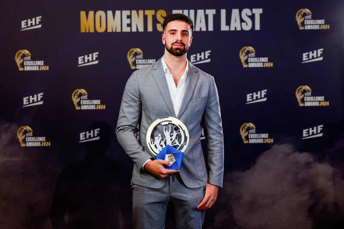 SCPModalidades's tweet photo. O melhor dos 𝐌𝐄𝐋𝐇𝐎𝐑𝐄𝐒 ✨

Martim Costa, do #AndebolSCP, recebeu ontem o prémio de melhor jogador jovem nos EHF Excellence Awards 2024 👏 Orgulho, Leão! 🦁 https://t.co/RBs9ROJPXE