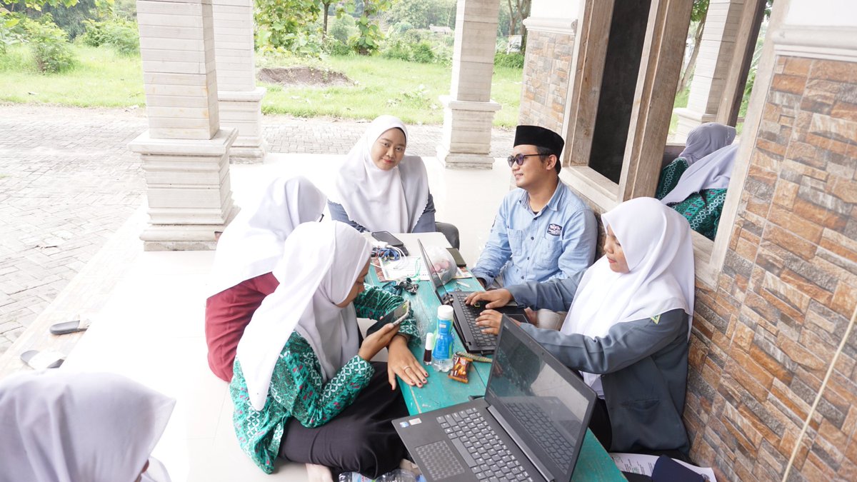 Arwani_DGabriel's tweet photo. Mas Mas MWC membersamai Adik-adik PAC IPNU IPPNU 😎😂
#ipnu #ippnu https://t.co/gZ9zYSVYTs