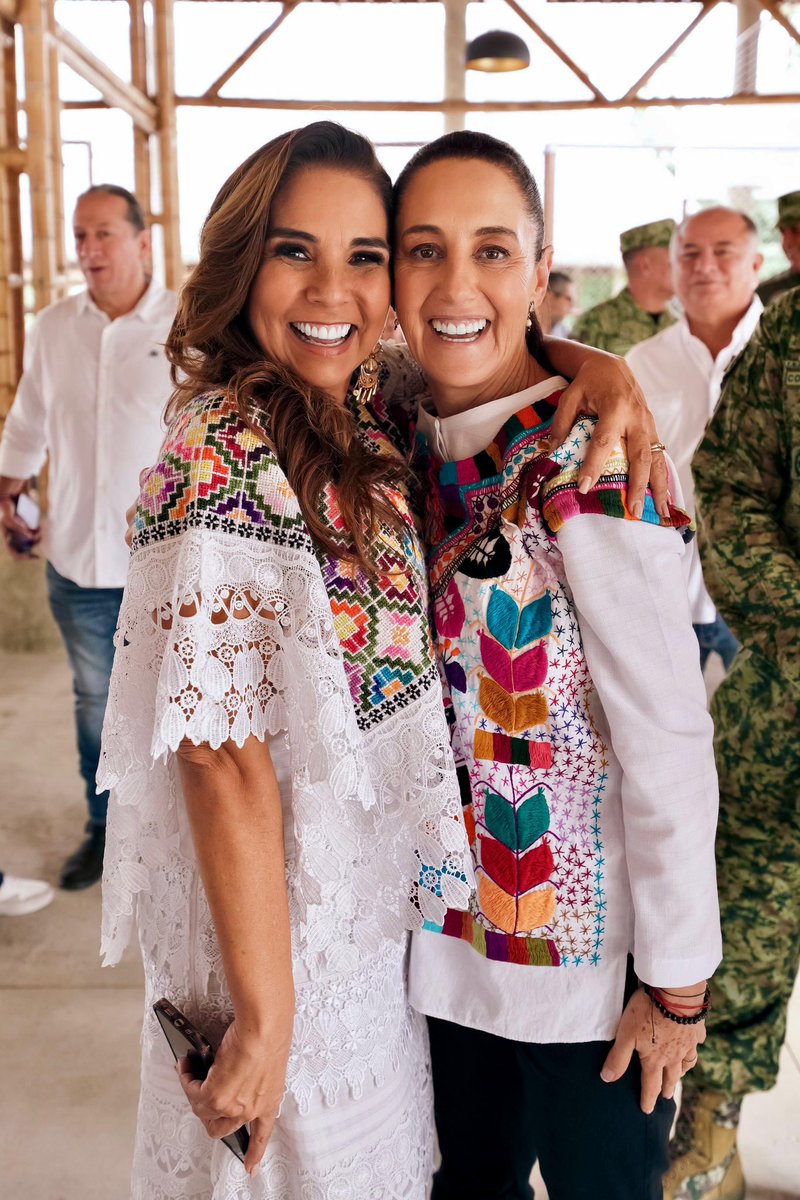 MaraLezama's tweet photo. Feliz de recibir a nuestra primera PRESIDENTA @Claudiashein en casa, a unas horas de inaugurar el último tramo del @TrenMayaMX en #Chetumal y celebrar con el pueblo el primer año de operación del tren de la justicia social. 🚆 ¡Será un momento histórico en el segundo piso de la #CuartaTransformación! 🇲🇽