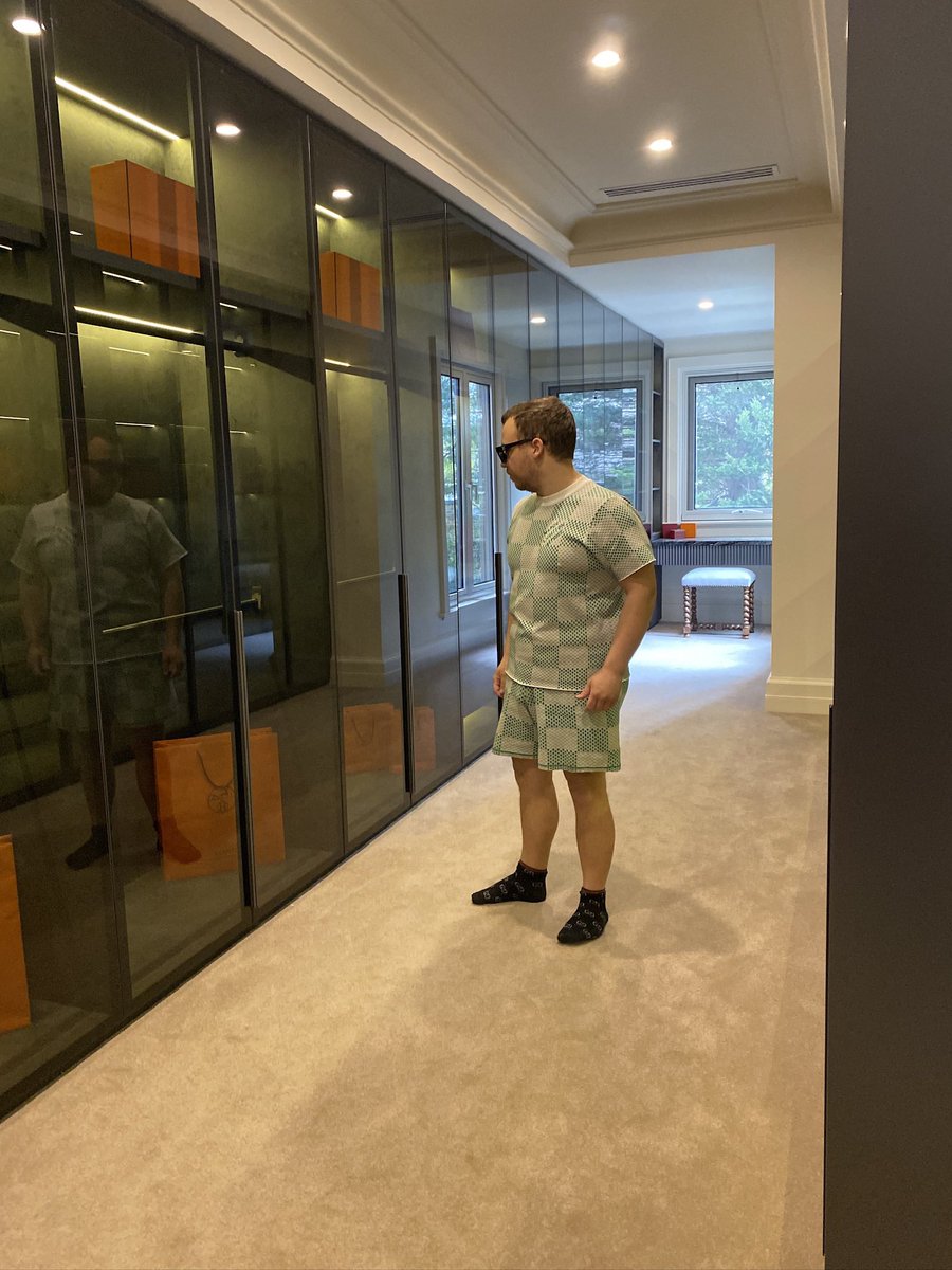 JesseyParente's tweet photo. Stepping into style and sophistication. Always surround yourself with spaces that inspire. ✨
What’s your dream closet or workspace vibe? #LuxuryLiving #MelbourneStyle #LuxuryLifestyle #InteriorGoals #ModernDesign #SophisticatedSpaces #Inspo #DesignDreams #StyleGoals https://t.co/D9QIDH77UF