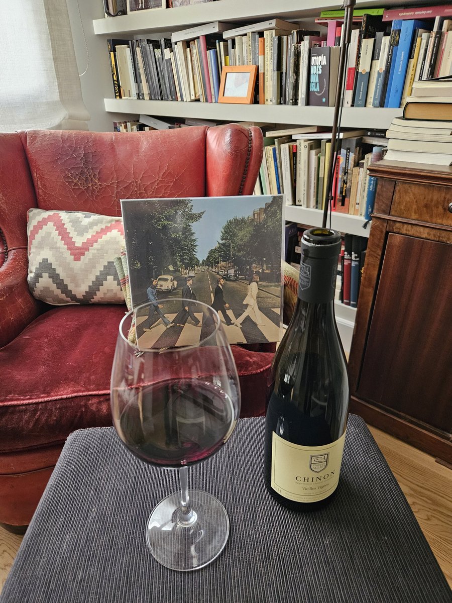 Ohora67's tweet photo. En esta casa, siempre con la tendencia de turno. Cruzando hoy, otra vez, con una rústica cabernet franc.
#Loire #Chinon
#CabernetFranc2021
#PhilippeAlliet
#AbbeyRoad
#BestBandsEver https://t.co/8ehI5FJCJI