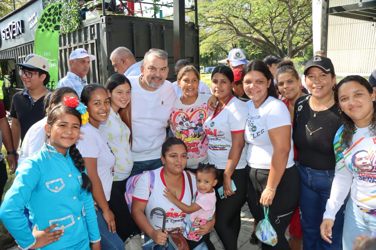 Junto a nuestro pueblo, con alegría, vamos hoy a la elección de los jueces y juezas de Paz en el territorio, para celebrar por todo lo alto los 25 años de nuestra Constitución Bolivariana. ¡Bendecido Domingo!

#PáezProduceYCrece #TuFuturoNuestroCompromiso