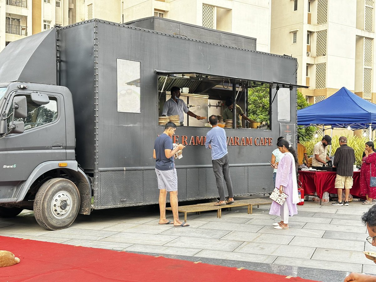 vrundavs's tweet photo. When #rameshwaramcafe food truck comes to your doorstep..
It solves so many issues..
Traffic …parking..& the long queues!
#nocookingweekend in our complex 😁
On this cold evening relished that ghee masala dosey https://t.co/gQU2CrD300