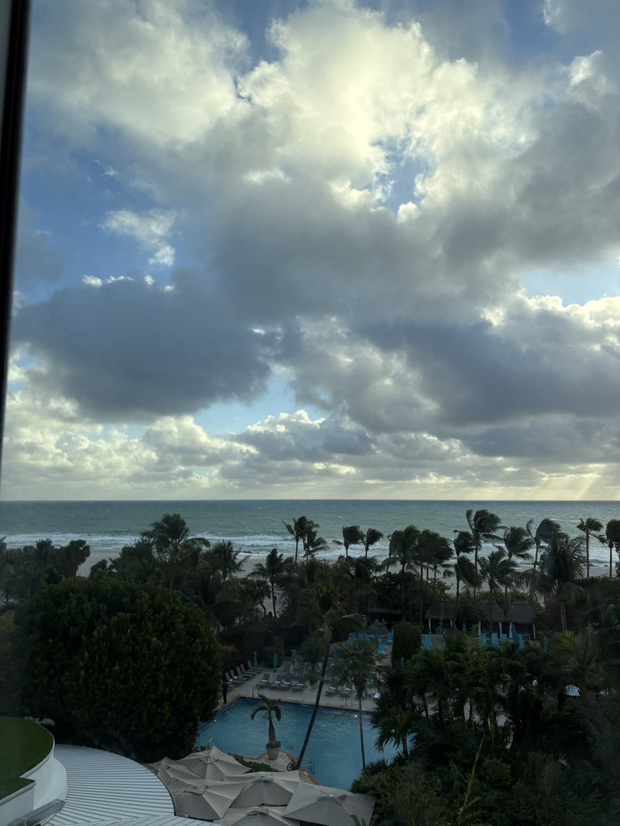 Heermehta_9's tweet photo. gm in miami 💙 https://t.co/9qX0w70Ytw