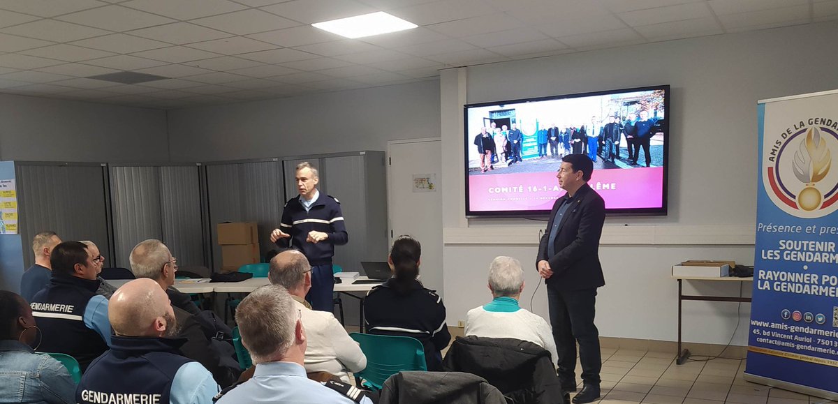 Un bien bel échange hier, avec les adhérents des Amis de la Gendarmerie à Angoulême. 😉
