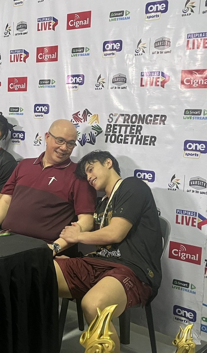 MaroonSister's tweet photo. JD 🤝 Coach Gold 

Salamat sa tiwala mo Coach Gold!!

#UPFight
📸 @PaigeJavier https://t.co/F1E1ONkeT7
