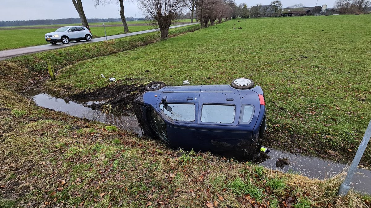 Auto belandt op zijn kant in de sloot nabij Halle