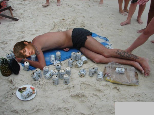 <a href="/ImWorhtyChris/">Хэмс</a> Кто-то видел, как Хемсворт справлял нужду в море, стоя на берегу, после чего, выпив все купленное пиво, мужчины заснули на пляжу. К счастью, никто не пострадал. Власти Миами просят не повторять данный трюк, так как он может быть смертелен для жизни.