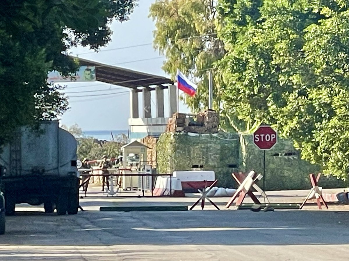 🪖⛴️ À Tartous, l'unique base de la marine russe en Méditerranée est presque vide. La plupart des navires ont déjà pris le large.

Devant, des combattants syriens de HTS attendent que les derniers soldats 🇷🇺 plient bagage après 10 ans d'occupation.