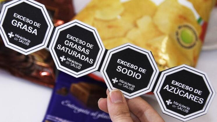 #Exclusivo📍Las compañías de alimentos ultraprocesados, como gaseosas y snacks, donan estos productos a poblaciones vulnerables y se benefician con millonarias deducciones de impuestos.
✍️@OjoPublicoLatam y PopLab en 🇧🇷, 🇨🇴, 🇲🇽 y 🇵🇪. 🧵
👉bit.ly/3ZTv5uk