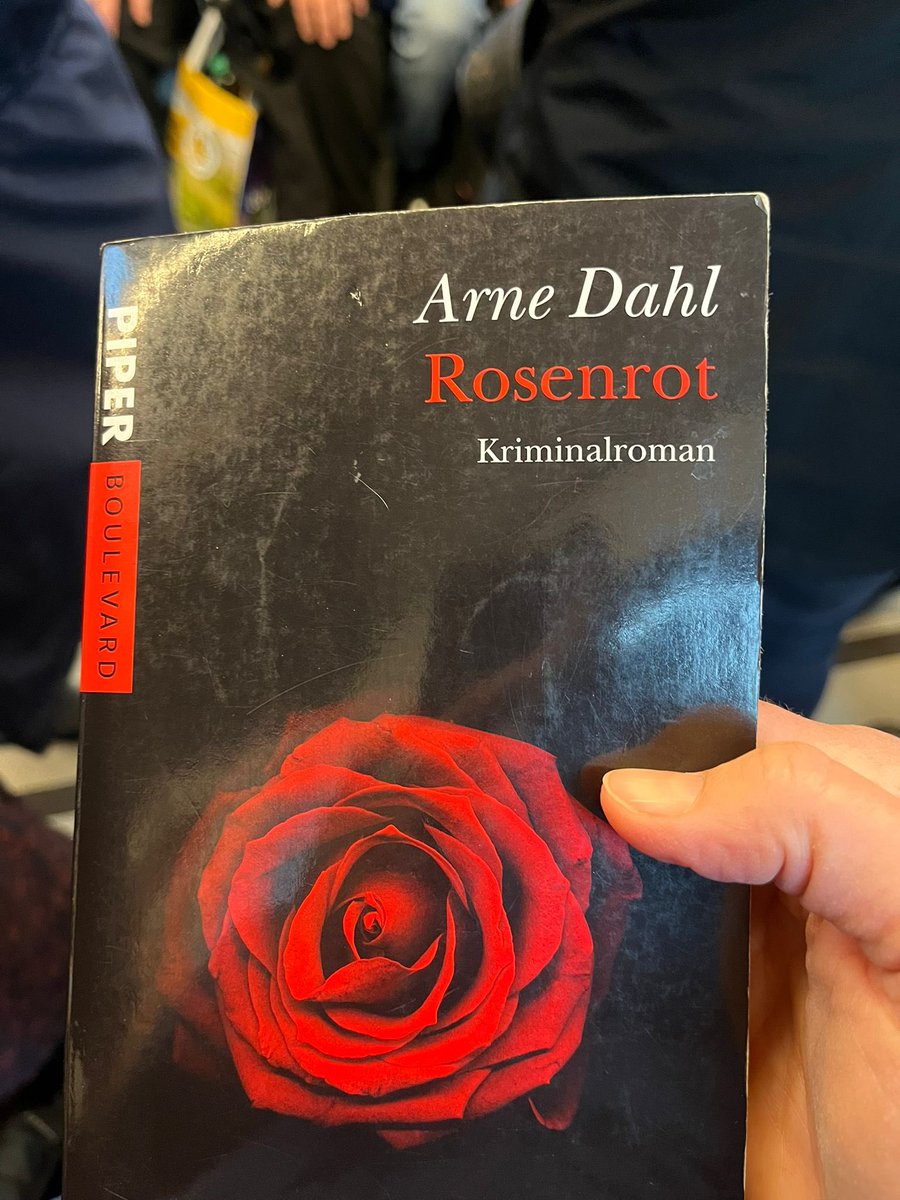 berlinscochise's tweet photo. Gastbeitrag von @h.mitesszett:

#Reiselektüre im #RS30 nach Bad Zwischenahn:

„Rosenrot“ von Arne Dahl. https://t.co/RqIMjwJK4h
