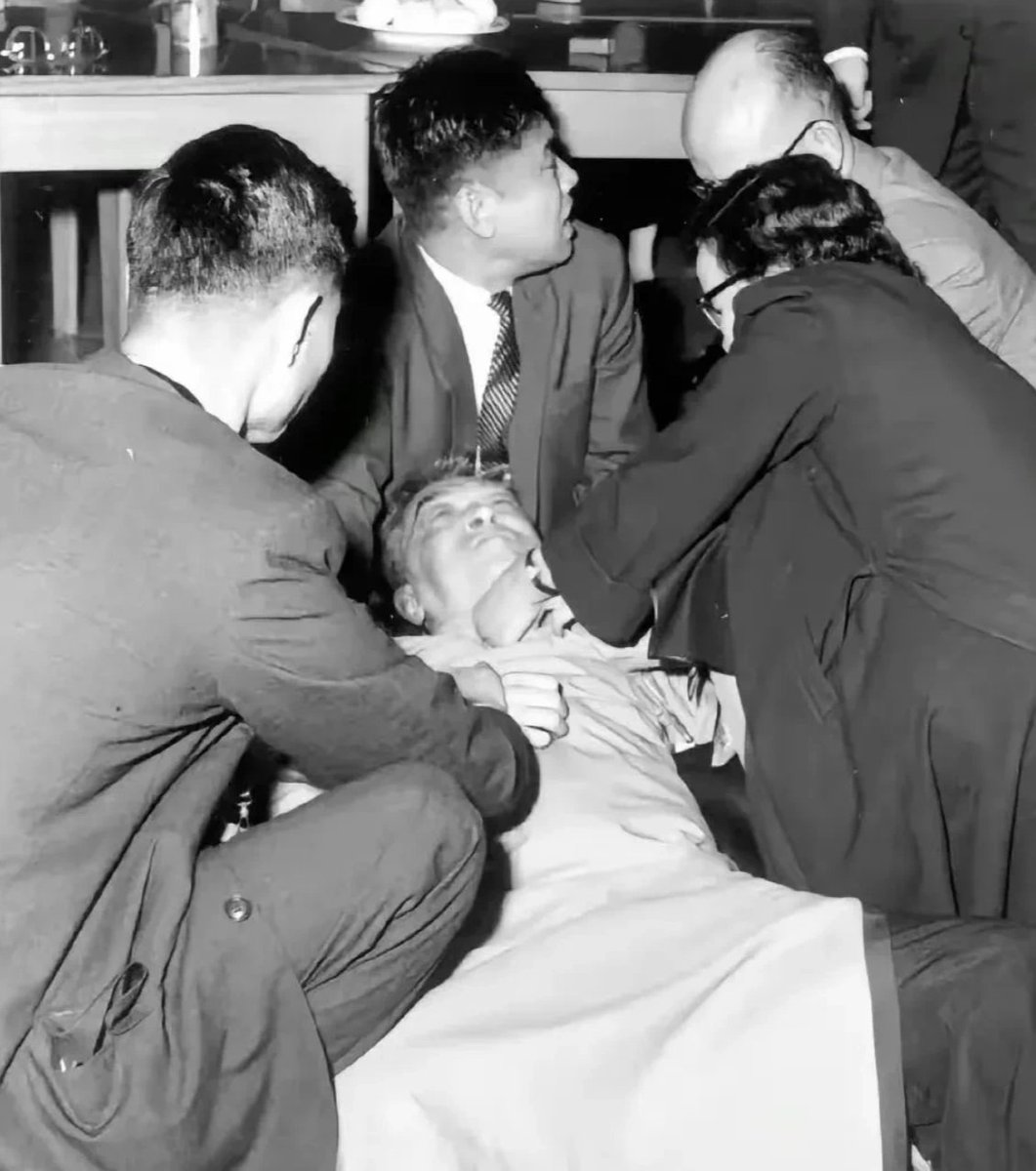 LQniupitang's tweet photo. 【公知鼻祖是被气死的】
1962年2月，台湾省台北市；  在某次会议上，胡适与质疑者发生争执，气血上头，引发心肌梗塞，当场噶了！图为工作人员正在对其进行抢救…
身负那么多博士头衔的大师之师活活被气死了？就这度量？这造诣？也太兲氼了吧？徒有其表，其实难符。