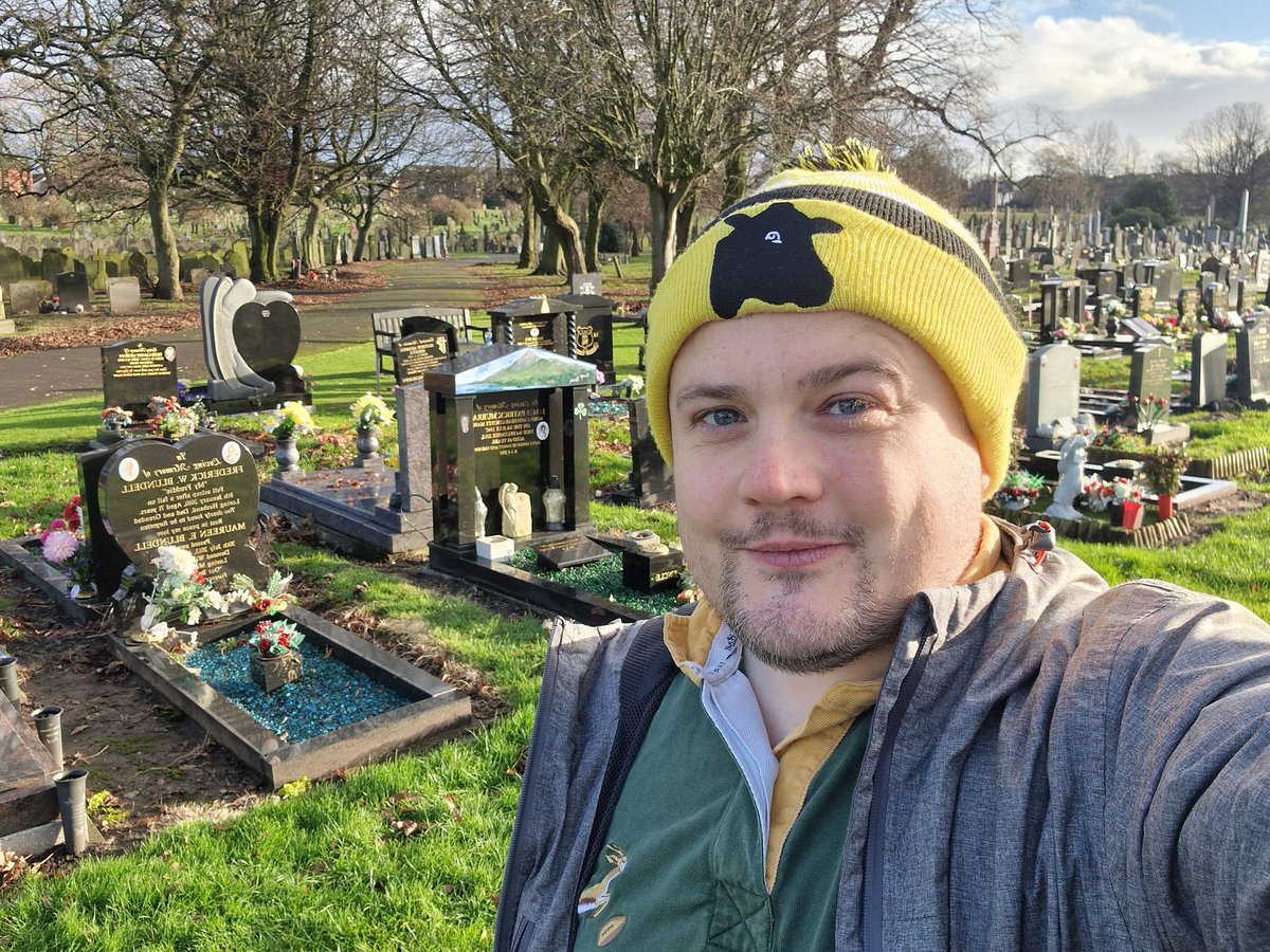 Great to join the Friends of Toxteth Park Cemetery yesterday for a tidy up and litter pick, alongside <a href="/CllrLauraRC/">Laura Robertson-Collins</a>. 

Many bags filled and local councillors happy to have donated more litter picking and maintenance equipment to the group.