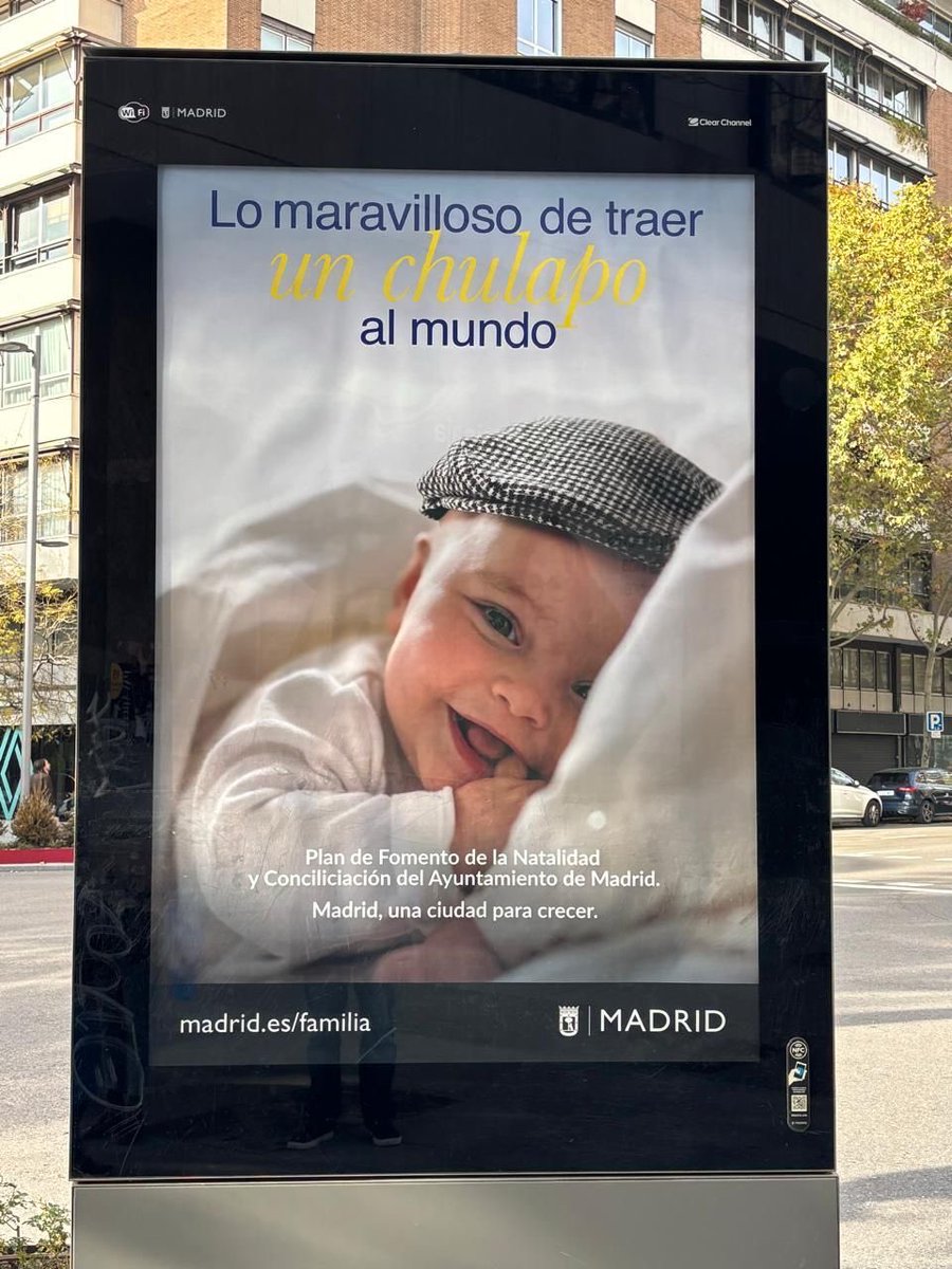 claramuzzio's tweet photo. Madrid lanzó una campaña publicitaria para comunicar sus planes de incentivos para que las parejas tengan hijos. Es la respuesta a la caída sostenida de la natalidad en esa capital.

El año pasado, Madrid alcanzó la cifra más baja de nacimientos desde 1941. Las medidas que forman parte del plan se parecen a las que antes tomaron, con pocos resultados, Rusia, Italia, Taiwán, Singapur y Grecia: dinero, créditos, licencias, beneficios. 

Hungría, por ejemplo, destina un crédito blando de U$S 30.000 por cada nacimiento y condona la deuda por completo si una familia tiene tres hijos. A pesar de estos programas, en 2023 los húngaros tuvieron 2.000 nacimientos menos que en 2022. 

No es de esperar que Madrid obtenga mejores resultados que los demás. Este escepticismo se basa en el ejemplo de Corea del Sur, que invirtió en los últimos 18 años 280.000 millones de dólares en programas de incentivos a las familias, pero aún así es el país con la tasa más baja de nacimientos en el mundo.

Cuando la natalidad cae por debajo de la tasa de reemplazo (el número promedio de hijos por mujer necesario para que una población mantenga su tamaño), esas cifras predicen despoblación y un aumento en la inmigración, es decir, una reconfiguración de la ciudad o el país. Por debajo de 2,1 nacimientos por mujer, empiezan a morir más personas de las que nacen. 

Madrid, Buenos Aires y muchas otras ciudades, así como los países que mencioné, entre otros, todos estamos por debajo de la tasa de reemplazo.