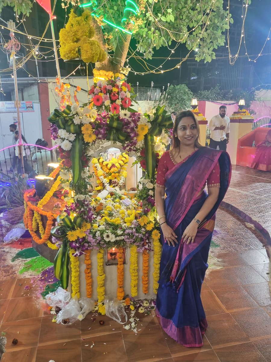 ShimpiDeore's tweet photo. श्रीदत्त जयंती निमित्त ठाणे, मानपाडा येथील श्री गुरुदत्त महाराज मार्ग पाटील कंपाऊंड येथे श्री. मधुकर पाटील  यांच्या वतीने आयोजित करण्यात आलेल्या श्री दत्त जयंती उत्सवास भेट देऊ श्री दत्तगुरूंचे दर्शन घेतले. 

#DattaJayanti #DattaJanmotsav #दत्त_जयंती #दत्तजयंती https://t.co/Euavc1nfqp