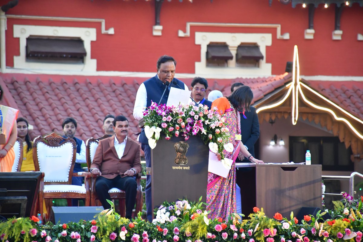 ShelarAshish's tweet photo. Grateful to the people of my Khar, Santacruz, Vandre West Assembly Constituency for electing me as their MLA for the third time. It is this love and support of my people that I got the honour of taking oath as Cabinet Minister today in the presence of Hon'ble Chief Minister Devendra Fadnavis Ji, Deputy Chief Minister Eknath Shinde Ji, and Deputy Chief Minister Ajitdada Pawar Ji.

वांद्रे, खार, सांताक्रूझ पश्चिम येथील मतदारांनी दिलेल्या भरघोस पाठींब्यावर सलग तिसऱ्यांदा आमदार म्हणून निवडून आल्यानंतर आज  महाराष्ट्राचे विद्यमान मुख्यमंत्री मा. देवेंद्रजी फडणवीस आणि उपमुख्यमंत्री मा. श्री. एकनाथजी शिंदे व उपमुख्यमंत्री मा. श्री. अजितदादा पवार यांच्या नेतृत्वातील  मंत्रिमंडळात कॅबिनेट मंत्री या नात्याने शपथ ग्रहण केली.

#AshishShelar
