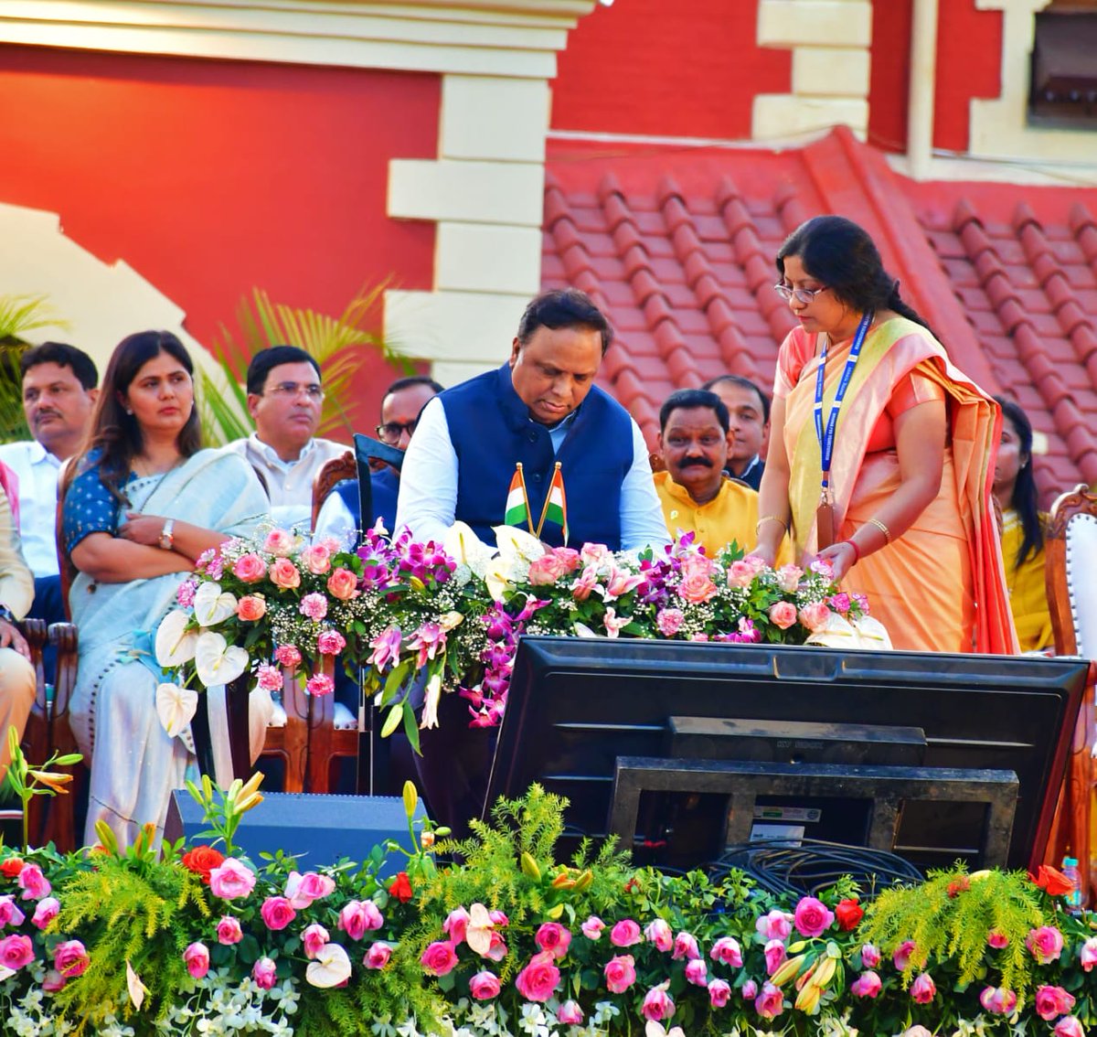 ShelarAshish's tweet photo. Grateful to the people of my Khar, Santacruz, Vandre West Assembly Constituency for electing me as their MLA for the third time. It is this love and support of my people that I got the honour of taking oath as Cabinet Minister today in the presence of Hon'ble Chief Minister Devendra Fadnavis Ji, Deputy Chief Minister Eknath Shinde Ji, and Deputy Chief Minister Ajitdada Pawar Ji.

वांद्रे, खार, सांताक्रूझ पश्चिम येथील मतदारांनी दिलेल्या भरघोस पाठींब्यावर सलग तिसऱ्यांदा आमदार म्हणून निवडून आल्यानंतर आज  महाराष्ट्राचे विद्यमान मुख्यमंत्री मा. देवेंद्रजी फडणवीस आणि उपमुख्यमंत्री मा. श्री. एकनाथजी शिंदे व उपमुख्यमंत्री मा. श्री. अजितदादा पवार यांच्या नेतृत्वातील  मंत्रिमंडळात कॅबिनेट मंत्री या नात्याने शपथ ग्रहण केली.

#AshishShelar
