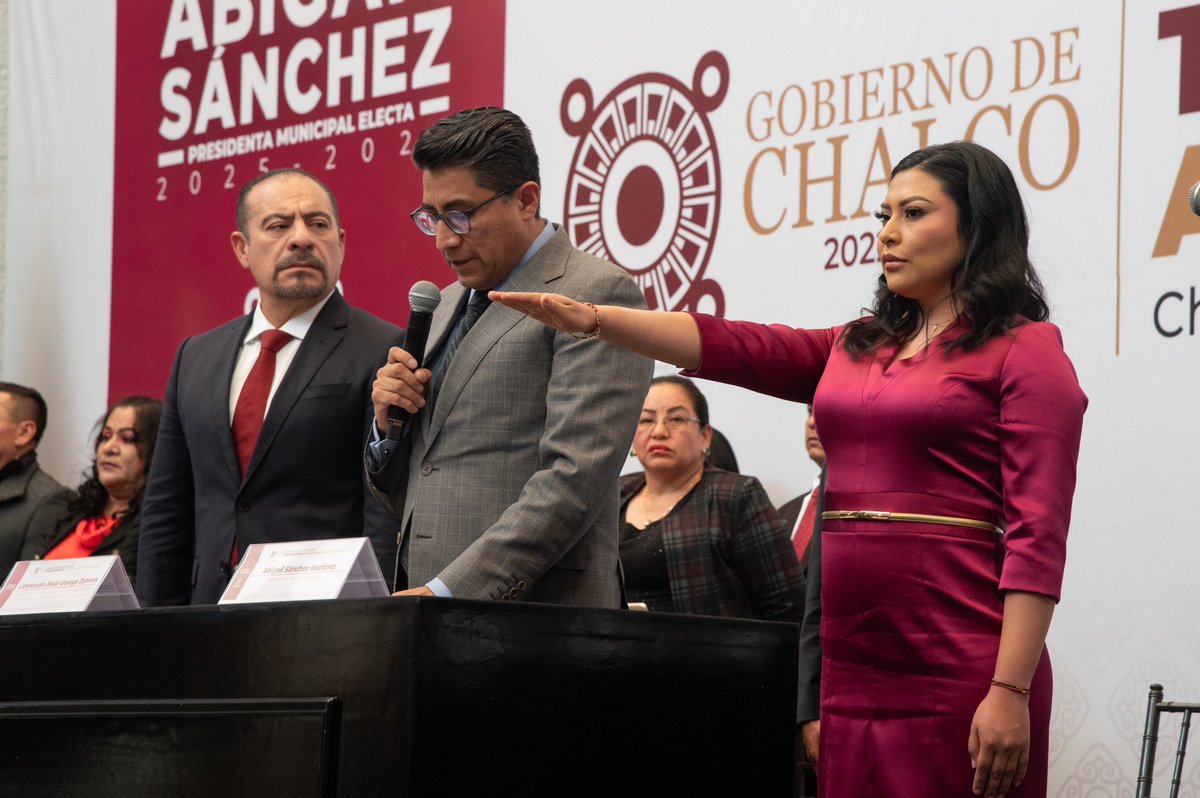 MGChalco's tweet photo. Encabecé la Sesión Solemne de Cabildo donde la Lic @AbigailSánchez, tomó protesta como Presidenta Municipal Constitucional de Chalco, para el periodo 2025-2027. Estoy seguro que trabajará de manera seria responsable y honesta, porque hay valores y amor al pueblo de #Chalco. https://t.co/xWyKN46XBl