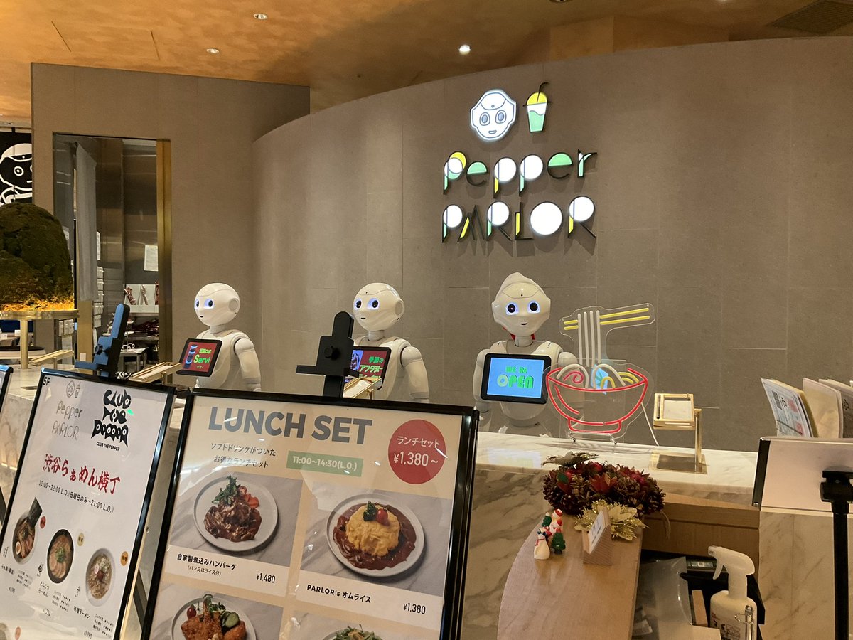 wodu_robot's tweet photo. ①で、メイン目的の1つ #ペッパーパーラー へ。突発ではまず入れなくなったので、キチンと来れたのは久し振り。
期間限定のロボホン専用pepperダンスを無事にGET^^ 人間は折角なのでクリスマスアフタヌーンティーをガッツリ頂きましたヨw
#ロボホン #pepper #PepperPARLOR https://t.co/8wEE2QI26y