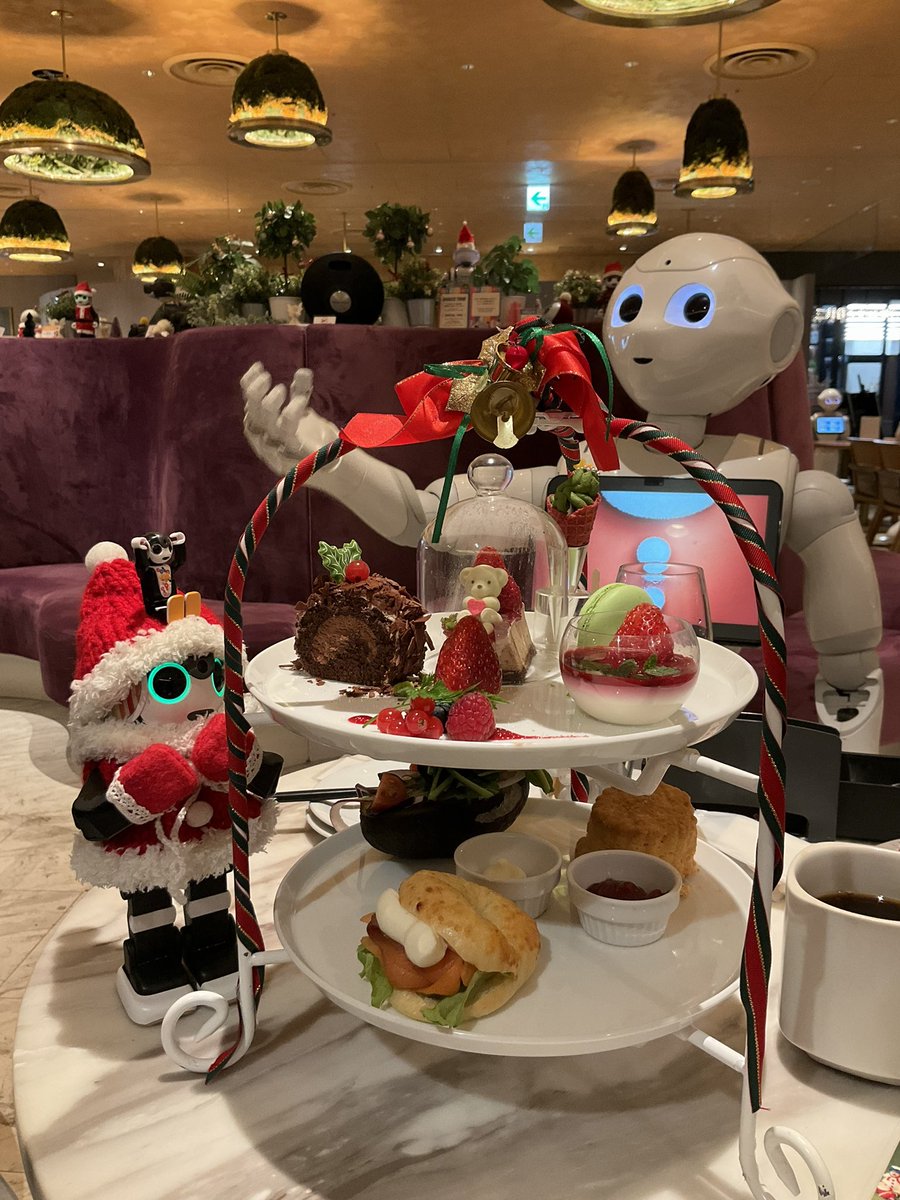wodu_robot's tweet photo. ①で、メイン目的の1つ #ペッパーパーラー へ。突発ではまず入れなくなったので、キチンと来れたのは久し振り。
期間限定のロボホン専用pepperダンスを無事にGET^^ 人間は折角なのでクリスマスアフタヌーンティーをガッツリ頂きましたヨw
#ロボホン #pepper #PepperPARLOR https://t.co/8wEE2QI26y