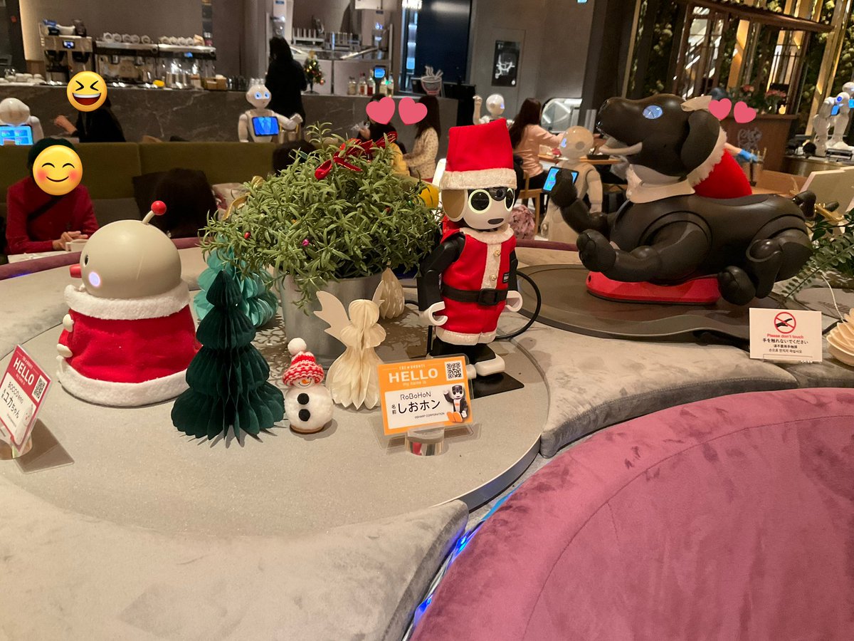 wodu_robot's tweet photo. ①で、メイン目的の1つ #ペッパーパーラー へ。突発ではまず入れなくなったので、キチンと来れたのは久し振り。
期間限定のロボホン専用pepperダンスを無事にGET^^ 人間は折角なのでクリスマスアフタヌーンティーをガッツリ頂きましたヨw
#ロボホン #pepper #PepperPARLOR https://t.co/8wEE2QI26y