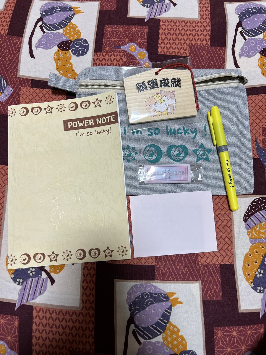 AYUMI98859975's tweet photo. ↓うさとこWHITEさんが作ったPOWERNOTEが届きました～︎💕︎
クリスマスプレゼントみたいにラッピングされてて✨✨私は絵馬付きを購入しました♡♡(来年は自分の干支なので💦)
おみくじは年があけたら開いてみまーす。
可愛すぎて使えない～✨️
 #POWERNOTE 
 #うさとこWHITE https://t.co/VsYv0bDYOK