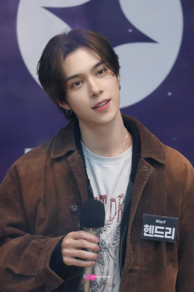 hghdry's tweet photo. if hendery stared at me like this with his sparkly boba eyes I will combust https://t.co/c4j9oRKaQu