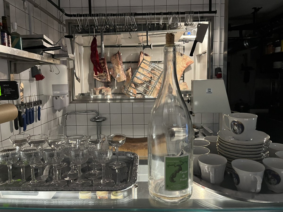 19glas's tweet photo. Kött, vin, guldkant å kokkaffe 
#vinbar 
#relationsmat 
#julbord https://t.co/DaZ3YEcmDC