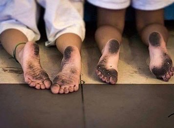 Se você não termina a gira com os pés assim, você está macumbando errado🤣
