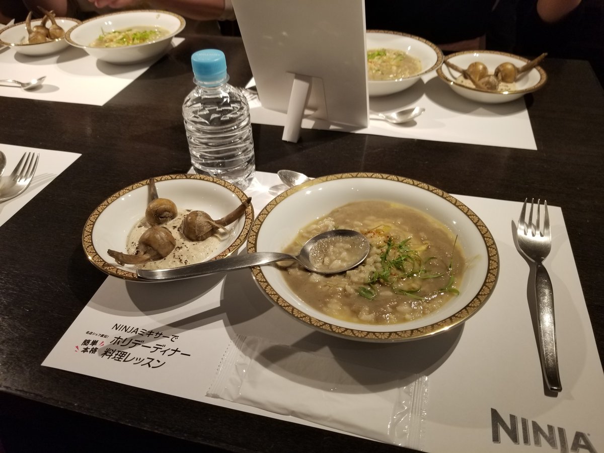 hello_anmitsu's tweet photo. 12月のある日、私は、東京會舘クッキングスクールに行ってきた～今回もまたフランス料理を作るが、「NINJA」というミキサーの新ブランドのPRのために企画された料理教室である～要するに、フランス料理のタダ食い企画である。
↓↓続き
https://t.co/7jsEwiWdcO
@hello_anmitsu
#NINJA
#NINJAミキサー https://t.co/s2LStm6Xt8