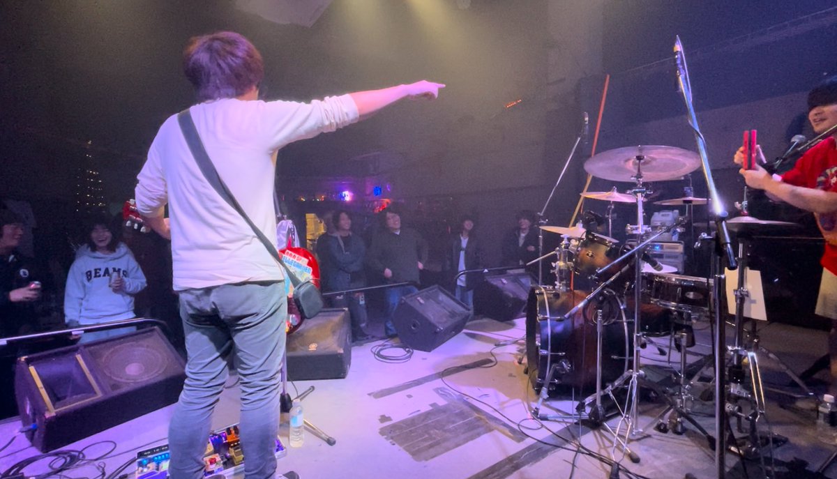 昨日は初の広島ライブ
県外バンドからのツアーに呼ばれるという経験がなかったし見知らぬ土地は緊張する
でも青パン倶楽部が用意してくれた場所だったからだろう、みんな本当に良い人達で安心感が凄かった

そんな僕等はツアーファイナルの手土産にとAV(河北彩花ちゃん等)と酒をプレゼントしてきた(続)