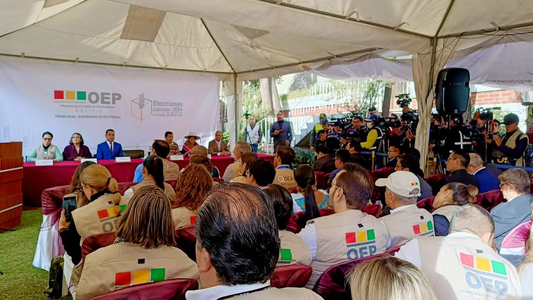 FranciscoVargaC's tweet photo. El @TSEBolivia inicia la jornada de votación de la elección judicial del 2024 junto a las misiones internacionales y nacionales de observación electoral  y autoridades del Estado Plurinacional de Bolivia. https://t.co/RsuRF9ASHV