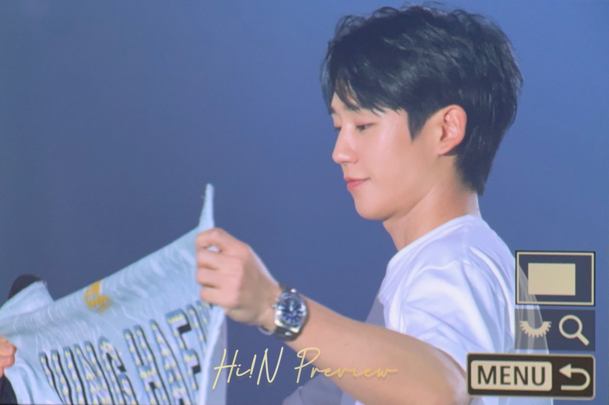 Hiin0401's tweet photo. 241215 FNC KINGDOM 슬로건 자랑중😍
#JUNGHAEIN #정해인 #チョンヘイン https://t.co/3NVM2KpBYe