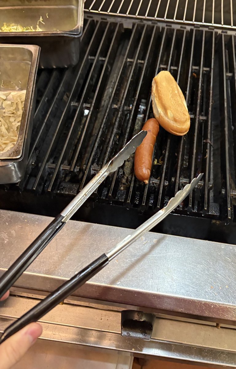 ツルハシを構え、大会で輝かしい活躍をしていた元プロゲーマー。
今ではトングを構え、ホットドッグを作る日々。
この凄まじい落ちぶれ様。