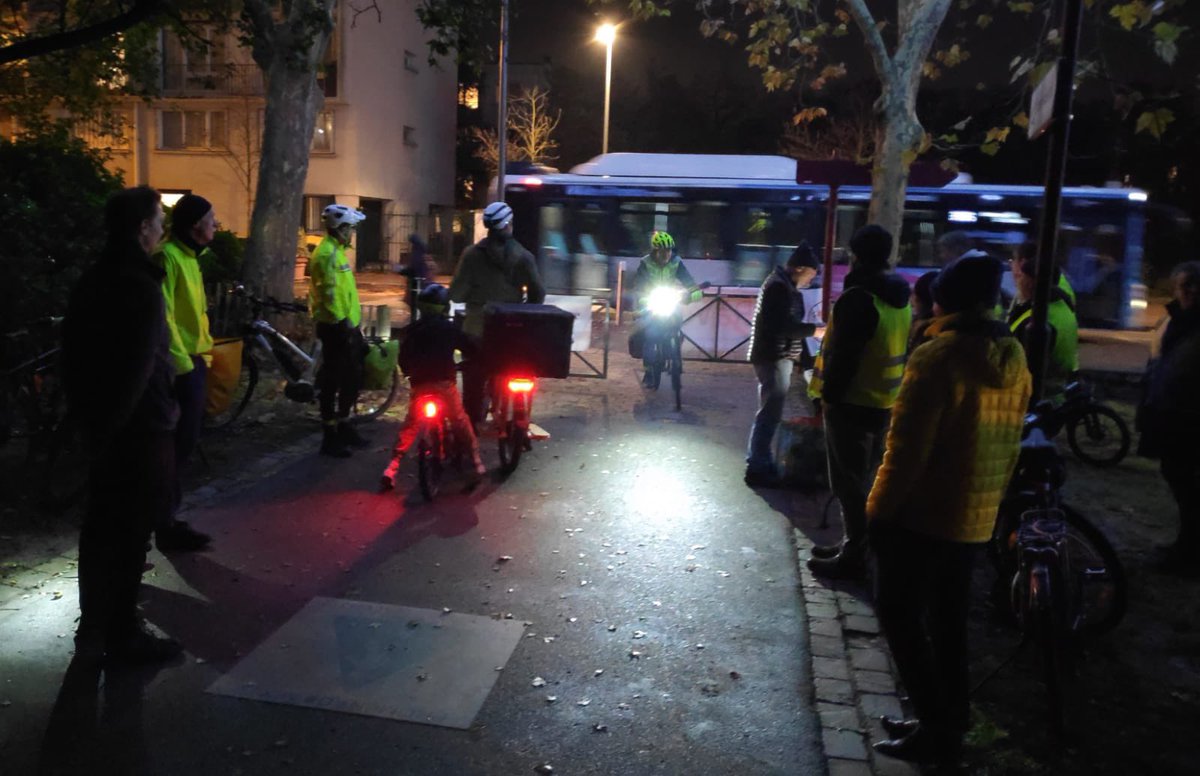 💡💡💡 Cyclistes brillez!

🚲 Pour encourager les cyclistes à s’éclairer pour leur sécurité, nous organisions un atelier #cyclistesbrillez sur la Coulée Verte.

☕️ Un joli moment de convivialité qui renforce les liens et dynamise notre association. 😍